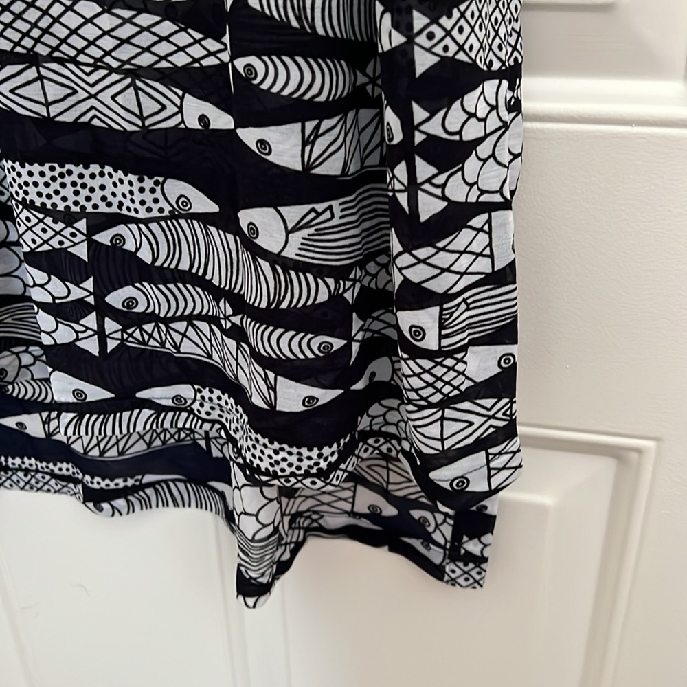 Alfani- Black V-neck tank with white fish print Size 2X - Picture 3 of 6